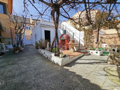 CHALET CON JARDÍN Y PATIO EN SANTA MARÍA DE LA CABEZA