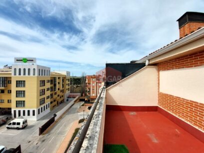INMHOGAR ARÉVALO VENDE DÚPLEX CON TERRAZA Y HABITACIÓN EN PLANTA BAJA (05200) 86