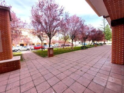 INMHOGAR ARÉVALO VENDE DÚPLEX CON TERRAZA Y HABITACIÓN EN PLANTA BAJA (05200) 58