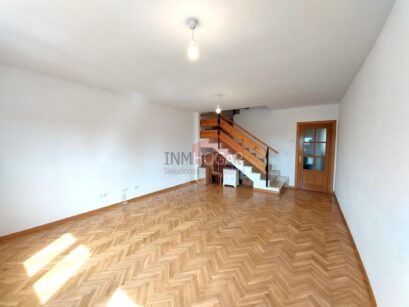 INMHOGAR ARÉVALO VENDE DÚPLEX CON TERRAZA Y HABITACIÓN EN PLANTA BAJA (05200) 97