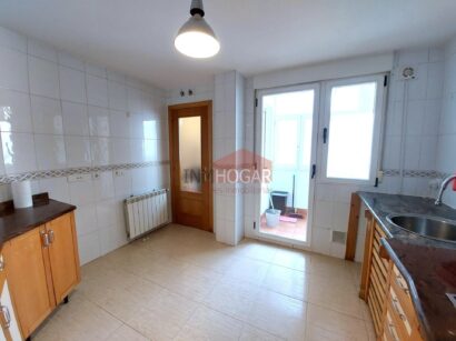 INMHOGAR ARÉVALO VENDE DÚPLEX CON TERRAZA Y HABITACIÓN EN PLANTA BAJA (05200) 94